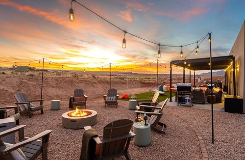 Greenehaven House | The Powell Place 5BR/Hot Tub/Fire Pit/Outdoor Movie Theater/Volleyball/Game Room