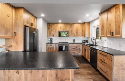 Livingston House | The Riverhouse on the Yellowstone - Cozy riverside home with hot tub!
