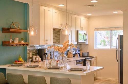 Fashion Square Apartment | The Scott Getaway - Walkable to Old Town, remodeled space, outdoor pool!