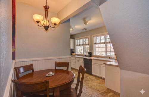 Nob Hill House | The Terrace 2 BR near the courthouse square with a King bed in the master BR