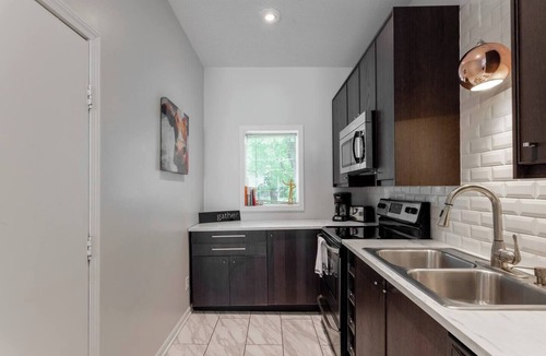 Southmoreland House | This house is a 2 bedroom(s), 2 bathrooms, located in Kansas City, MO.