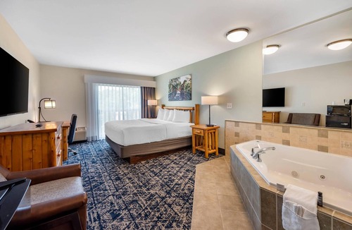 Warrens Resort | Three Bears Waterpark Resort Near Tomah, an Ascend Collection Hotel