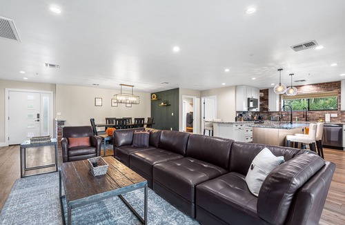South Scottsdale House | TONS OF SPACE, HEATED POOL, PETS WELCOME, HOME GYM, CLOSE TO EVERYTHING!