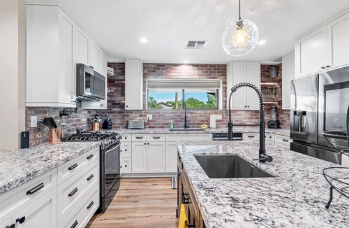 South Scottsdale House | TONS OF SPACE, HEATED POOL, PETS WELCOME, HOME GYM, CLOSE TO EVERYTHING!