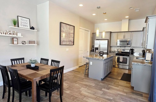 Flagstaff House | Townhome in the Pines-Quiet Cul-de-sac-A/C-W&D-Fireplace-Close to NAU & Trails