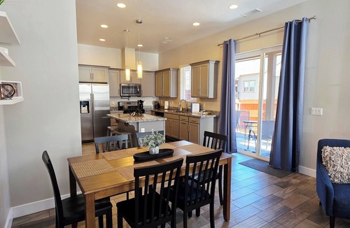 Flagstaff House | Townhome in the Pines-Quiet Cul-de-sac-A/C-W&D-Fireplace-Close to NAU & Trails