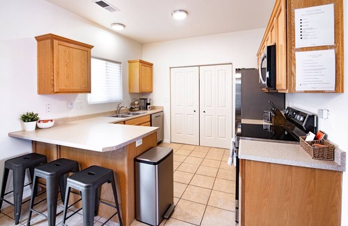 Kanab House | Townhouse near Zions, Bryce, & Grand Canyon. Pool & Hot tub
