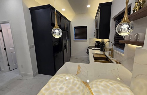 College Park House | Triplex Sleeps17 CollegePark Golf 5min to Downtown
