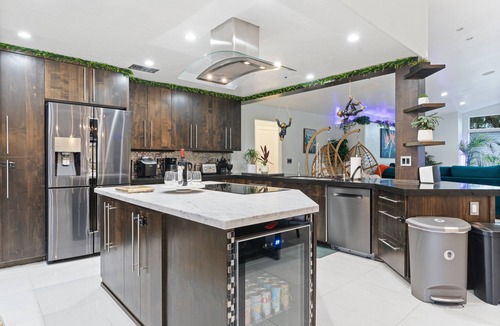 Buenavante House | Tropical Jungle Paradise*Pickleball* Heated Pool & Hot Tub*+ Game Room!