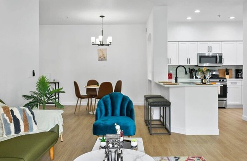 Glendale Sports and Entertainment District Apartment | TWO CozySuites Glendale by the stadium with pool! 4 & 18