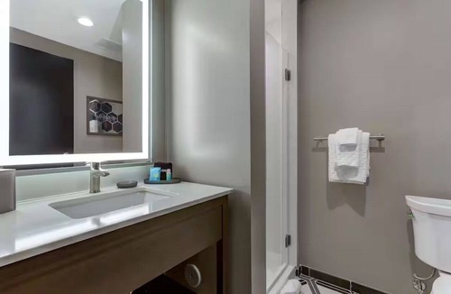 Riverside Hotel | Two-Queen Layout Near Phoenix Zoo & Papago Park | Outdoor Pool & Rooftop Bar