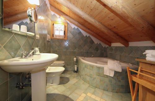 Bellamonte House | Typical Cottage in Bellamonte Italy with bubble bath