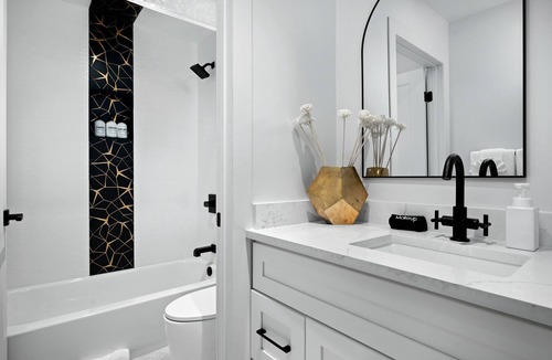 Raskin Estates House | Ultra chic & modern getaway at Sheena Residence