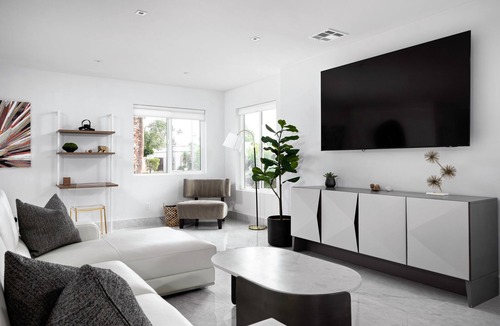 Raskin Estates House | Ultra chic & modern getaway at Sheena Residence