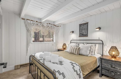 Pinetop House | Unique Cabin with Fire Pit about 1 Mi to Lakes!
