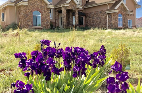 Kanab House | Up to 10 Guests in Kanab's 2nd Largest Home! 6 Bedrooms 6.5 Baths, Country, View