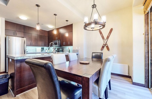Mammoth Lakes Condo | Updated & Modern, on Sierra Star Golf Course. BBQ, Laundry, Quiet Location