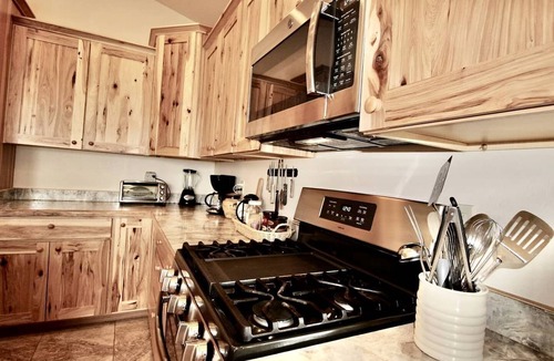 Whitehall Cabin | Upper Level Ranch Accommodation for Glamping in Montana