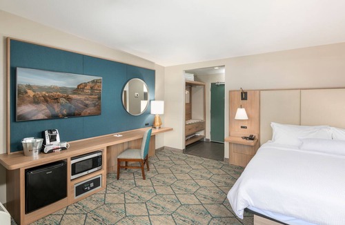 Uptown Sedona Hotel | Uptown King Hotel Room w/Private Patio and Mountain View @ The Matterhorn Inn