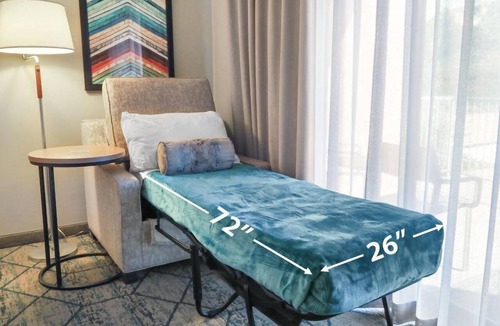 Uptown Sedona Hotel | Uptown King Hotel Room w/Private Patio and Mountain View @ The Matterhorn Inn