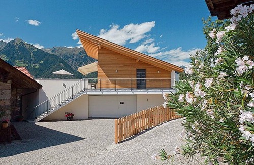 Merano Apartment | Vacation Apartment "Sauvignon" with Mountain View, Wi-Fi, Balcony, Terrace & Garden
