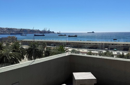 Valparaiso Apartment | Valpo Coast Suites · Modern Apartment + Parking + Rooftop