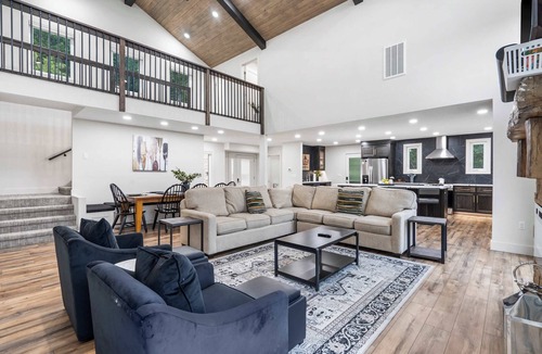 Branson West House | Van Kirk Cove – 6 BDR Stunner!