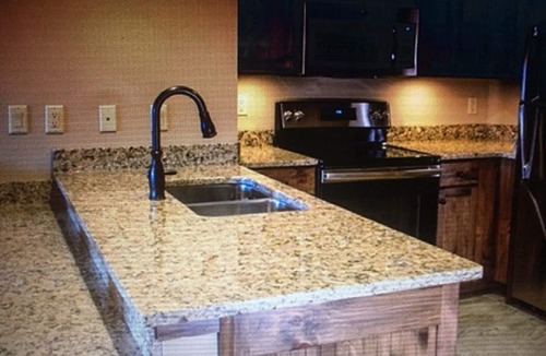 Gatlinburg Resort | VIEWS! 2 BD-2 BA WATER PARK! MOUNTAIN TOP! PET! March, June, July, Christmas