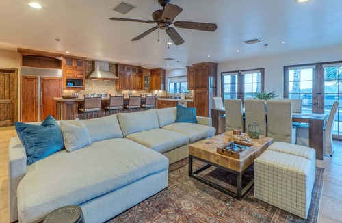 Fountain Hills House | VIEWS, Heated Pool, Hot Tub, Pool + Ping Pong Tables, Putting Greens, Corn Hole, Casita