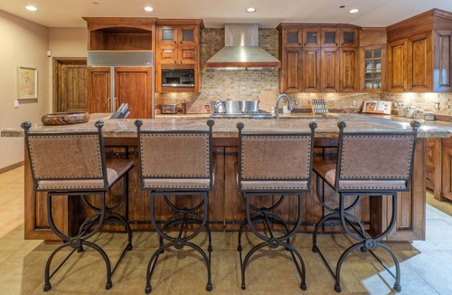 Fountain Hills House | VIEWS, Heated Pool, Hot Tub, Pool + Ping Pong Tables, Putting Greens, Corn Hole, Casita