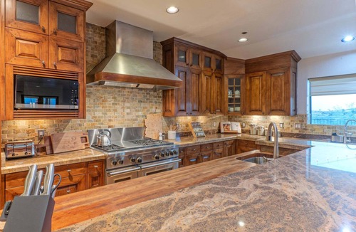 Fountain Hills House | VIEWS, Heated Pool, Hot Tub, Pool + Ping Pong Tables, Putting Greens, Corn Hole, Casita
