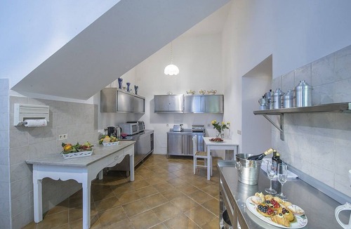 Positano Villa | Villa Carinzia: A splendid two-story villa which faces the sun and the sea, with Free WI-FI.