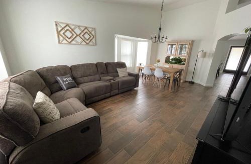 Sierra Vista House | Vista Retreat - Country Club Estates