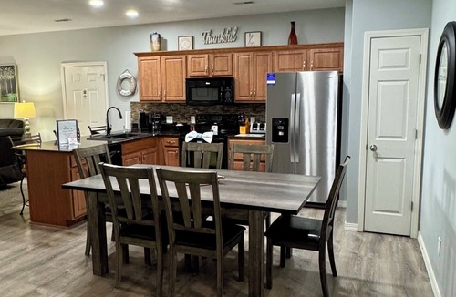 Hollister Condo | Walk in 3 BR 2 Bth Vickery Resort Condo at Table Rock Lake with Dock Access
