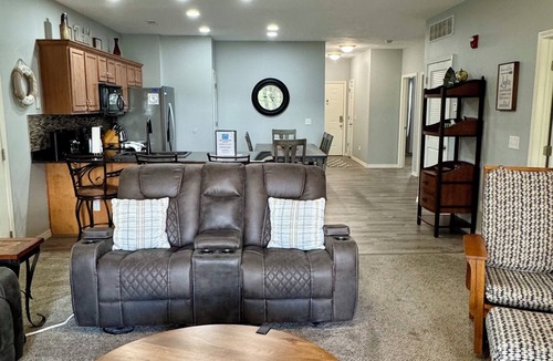 Hollister Condo | Walk in 3 BR 2 Bth Vickery Resort Condo at Table Rock Lake with Dock Access