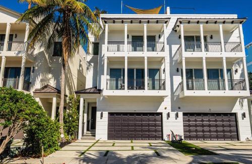 North Beach House | Walk to Hollywood Beach: Luxury Family Getaway!