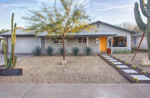 Southwest Village House | Walk to Old Town Scottsdale! Modern, Remodeled, Mid-Century Home - Sleeps 6