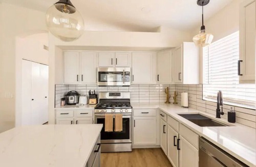 La Buena Vida House | Walk to State Farm Stadium, Spring Training Heated Pool & Hot Tub!