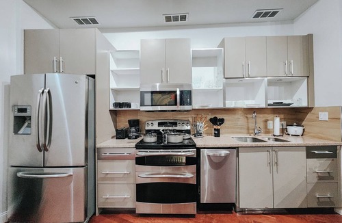 Gayborhood Apartment | Walnut Premium/King Bed/65" TV/Ping-Pong