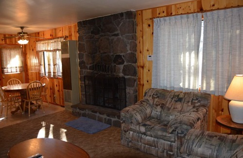 Pinetop-Lakeside Cabin | Whispering Pines - Cabin 10 (2 Bedroom)