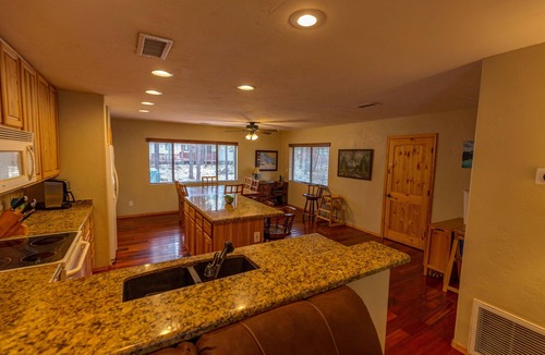 Pinetop House | Whispering Pines-Dual Master Bedrooms Vacation Cabin