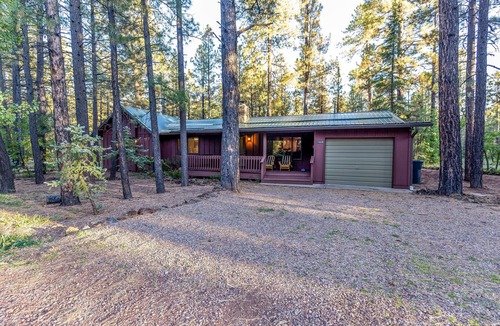Pinetop House | Whispering Pines-Dual Master Bedrooms Vacation Cabin