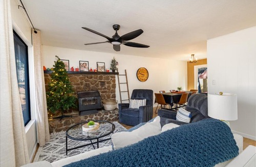 Kachina Village Villa | Whispering Pines Fire Pit EV Charger Near NAU Trails