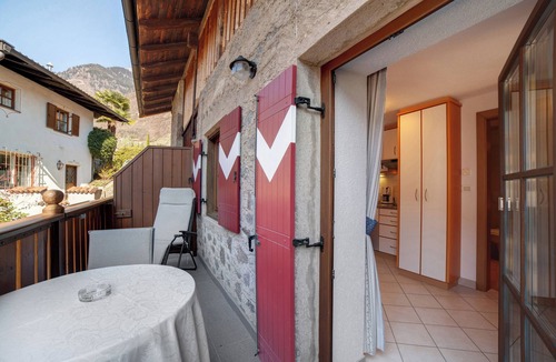 Lagundo Apartment | Wiedmairhof Apartment 'Schwalbennest' with West-facing balcony, Shared Terrace & Garden and Wi-Fi