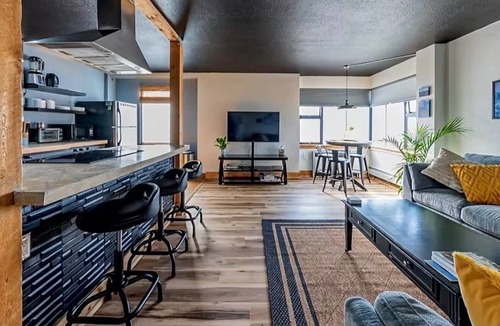 Downtown Anchorage Condo | Wolf’s Downtown Den 2 STR20260037