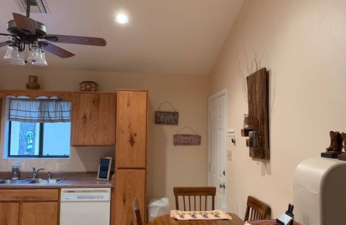 Pinetop House | Wonderful dog friendly log cabin to enjoy the cool mountain weather.