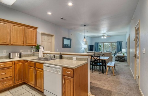 Branson West Condo | Wow! Golf Course Level Condo - 3 minutes to SDC - 5 minutes to Table Rock Lake
