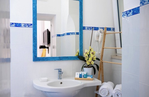 Positano City Centre House | YELLOW CASA DAMA In the Center of Positano with beautiful view