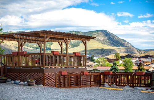 Gardiner Hotel | Yellowstone Riverside Cottages