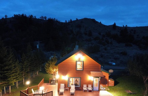 Gardiner Cabin | Yellowstone Vacation Home close to Yellowstone! A/C! Hot Springs nearby!